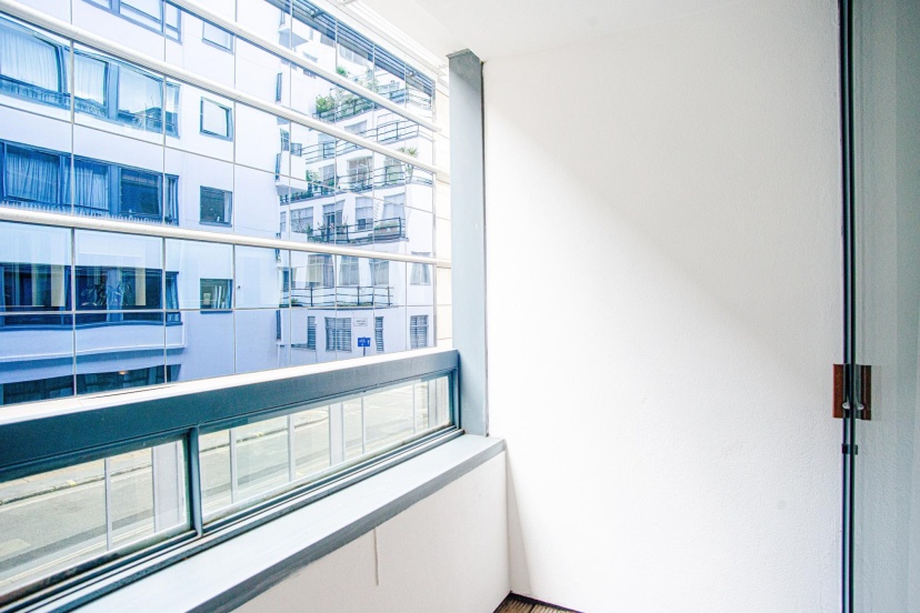 Spacious One Bed Apartment w Balcony in Farringdon — отель с удобствами в Лондоне