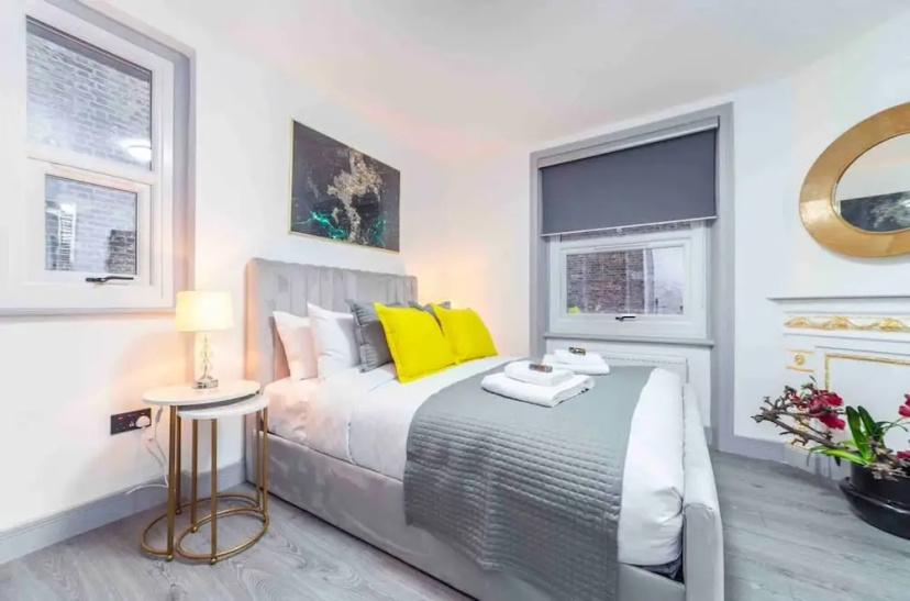 Modern and Spacious Duplex in Earls Court — отель с удобным расположением в Лондоне