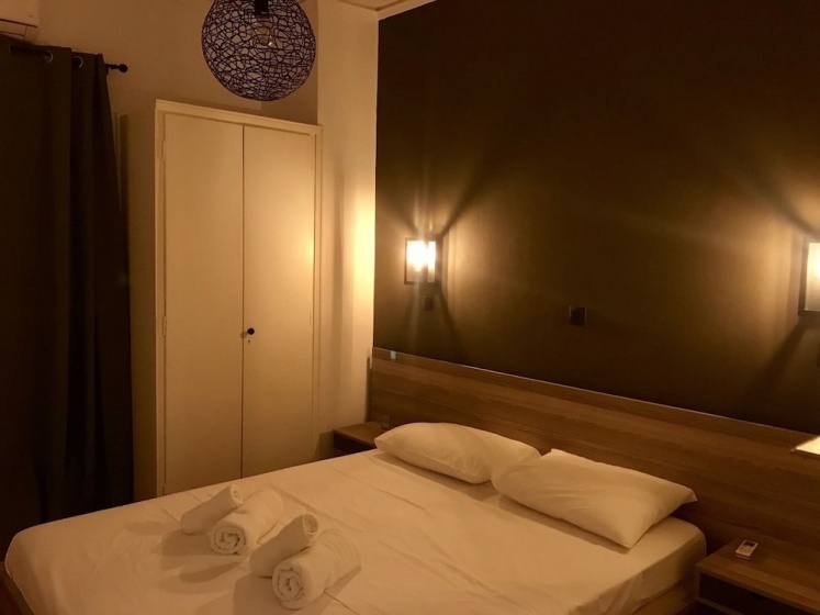 Renovated minimal aptm next to metro — комфортный отель в Афины