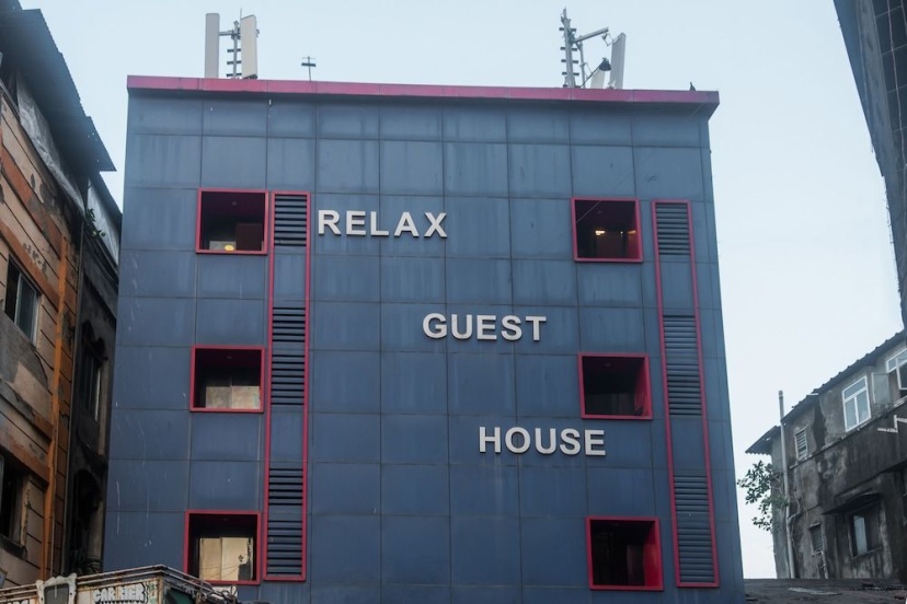 OYO 19353 Relax Guest House — отель с удобным расположением в Мумбаи
