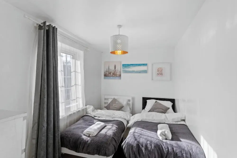 Cozy 2 Bed Apartment Close to Lcy & Excel — комфортный отель в Лондоне