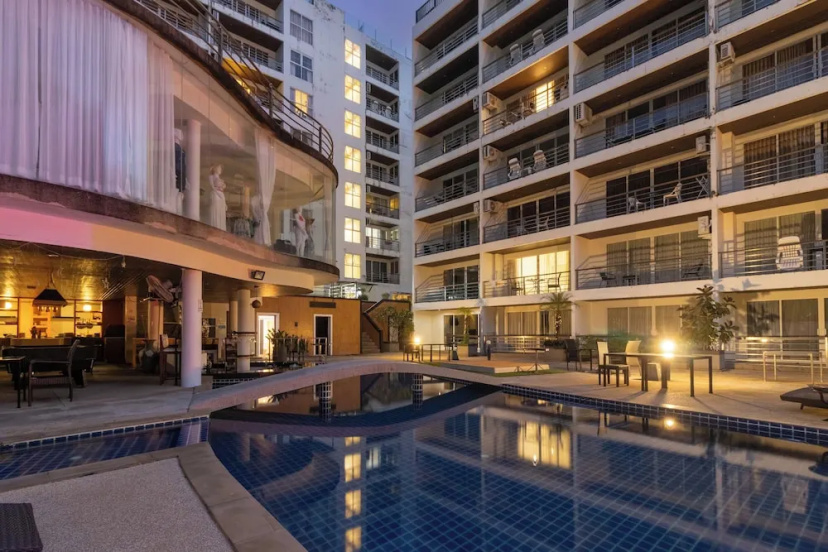 1BR Bathtub Near Beach Prime Spot C229 — отель с удобствами в Патонг
