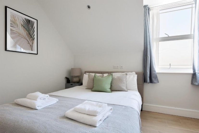 Elegant 2 Bed Flat with Balcony in Finchley — забронировать отель в Лондоне