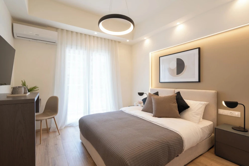 Newly Renovated 2Bdr Apt-5min to metro — забронировать отель в Афины