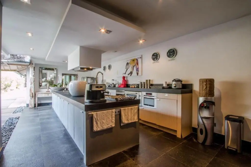 Maya Villa - Seminyak — забронировать отель в Кута