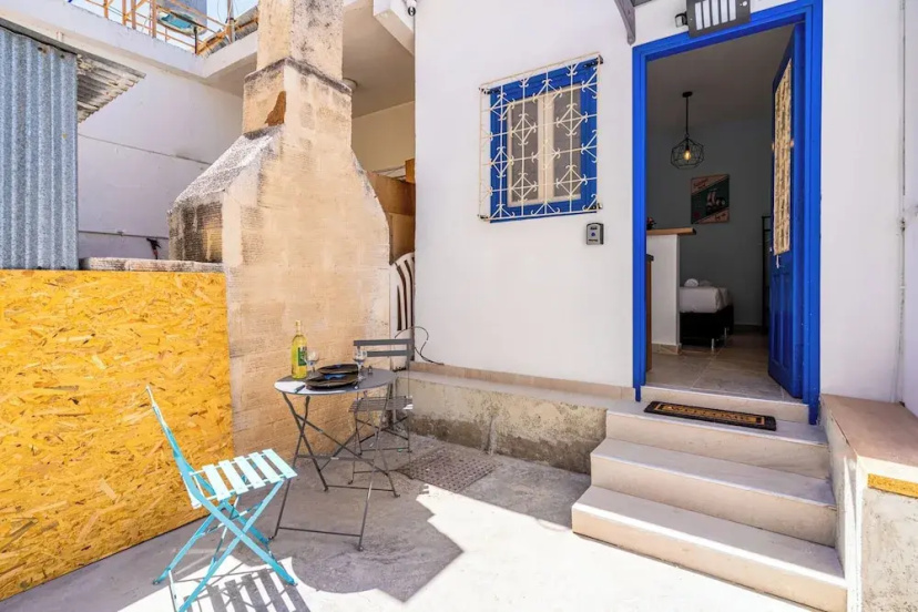 Simba Studio in Larnaca & Terrace 3 — отель в Ларнака, Кипр
