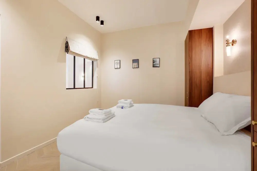 Chic Apartment - 3br/8p - Le Marais — забронировать отель в Париже