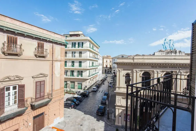 Santa Cecilia Luxury Apartments by Wonderful Italy — отель с удобным расположением в Палермо