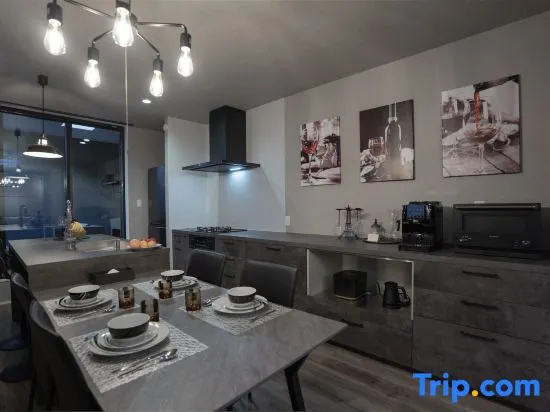 Villa deLuxe @Nishikujo - 5 minutes by USJ train, 3 minutes walk from Nishi-Kujo Station, max 6ppl — отель с удобствами в Осаке