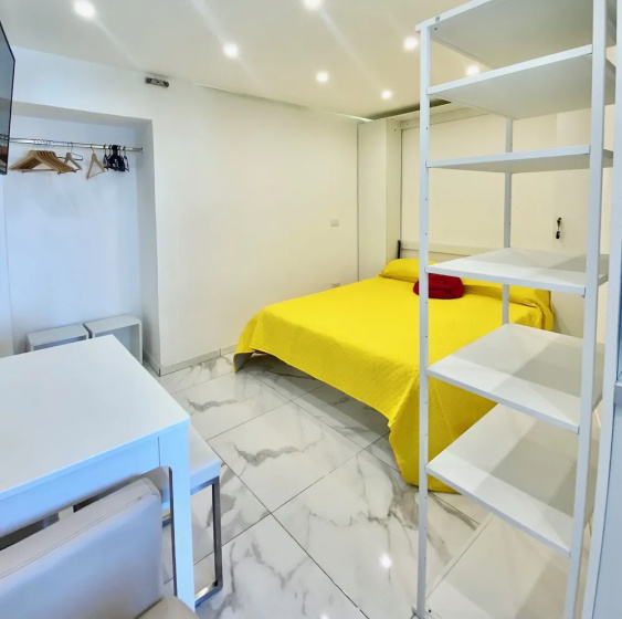 Imbonati 15/5 Colorful Studio — отель с удобствами в Милане