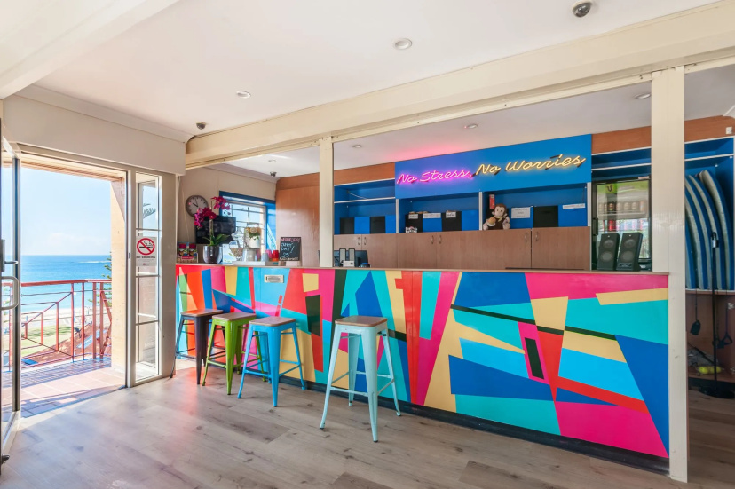 Mad Monkey Coogee Beach Hostel — забронировать отель в Сиднее