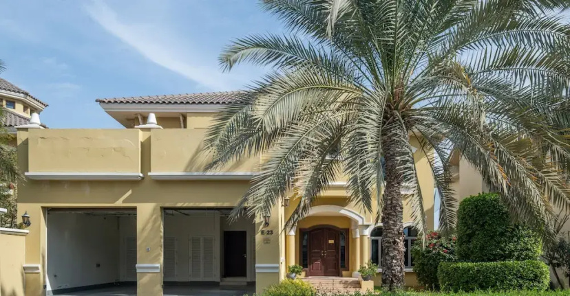 LUX Holiday Home - Frond E 1 — отель с удобствами в Дубае