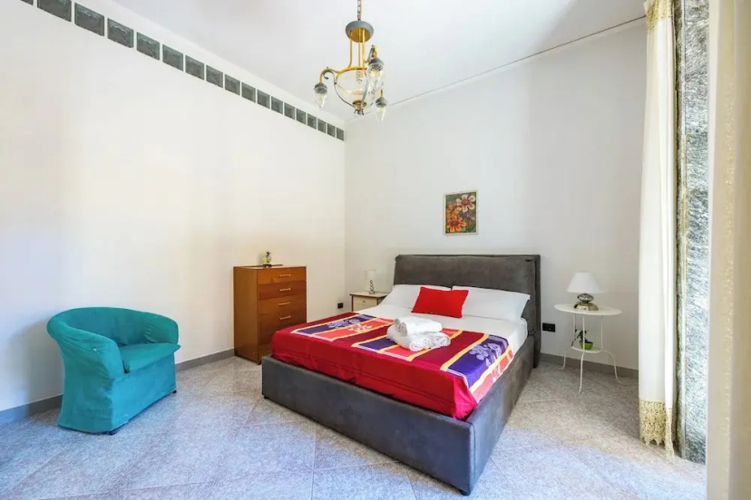 Red Comfort Flat Near Garibaldi Station — отель с удобствами в Неаполе