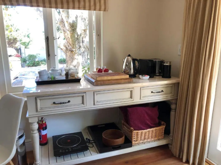Guest suite in leafy Constantia — отель с удобным расположением в Кейптауне