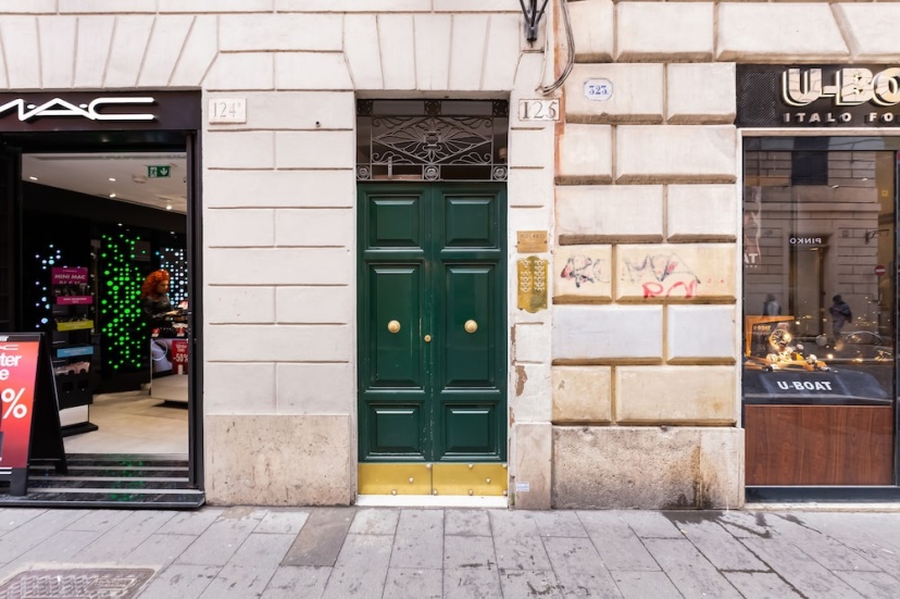 Charming and new apartment near Piazza di Spagna — отель с удобствами в Риме