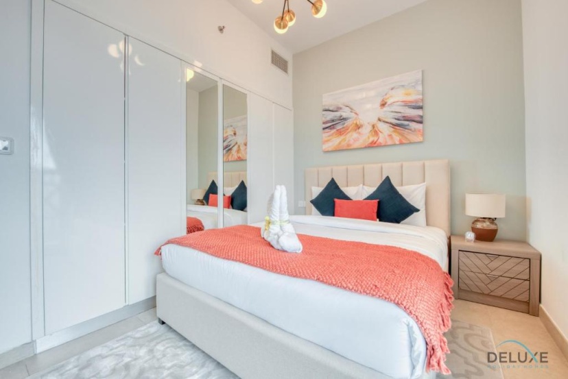 Splendid 2BR in Victoria Residency Al Furjan by Deluxe Holiday Homes — отель с удобствами в Дубае