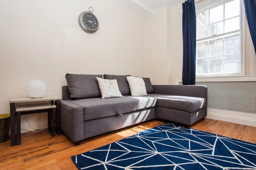 Central & Spacious 3 Bedroom Apartment — отель с удобным расположением в Лондоне