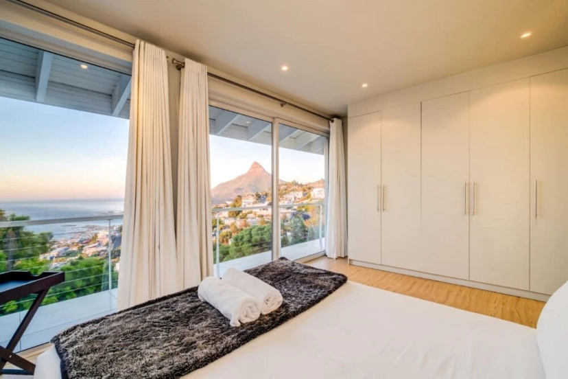 Spacious Three Bedroom Villa in Camps Bay With Private Pool and Ocean Views The Falcon — отель с удобствами в Кейптауне