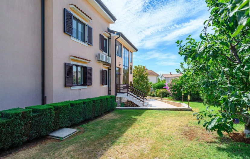 Stunning Home in Kukci With 6 Bedrooms, Wifi and Outdoor Swimming Pool - Hotel in Porec - Photo 1