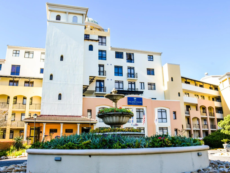 Island Club Hotel & Apartments — отель с удобствами в Кейптауне