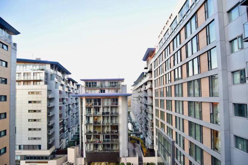Bright 1 Bedroom Apartment With River Views — забронировать отель в Лондоне