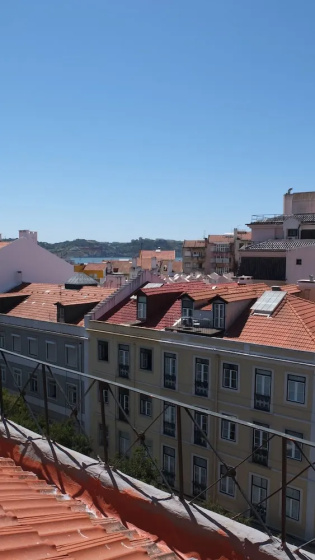 Quiet and Sunny central Lisbon apartment — отель с удобным расположением в Лиссабоне