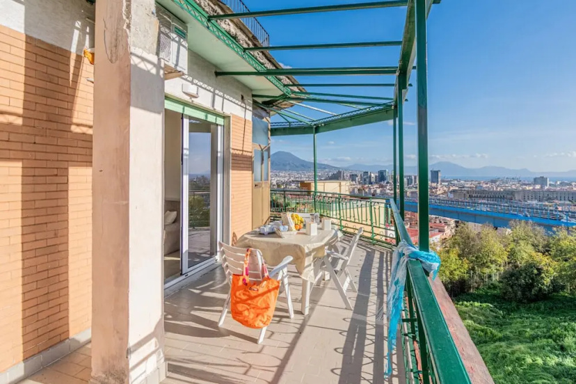 Bright Apartment Private Parking Naples — отель с удобствами в Неаполе