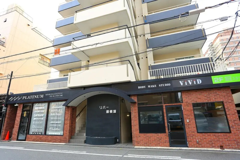 Dotonbori Riverside Apartment — отель с удобствами в Осаке