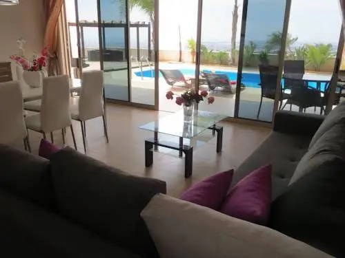 Sunset View Holiday Home — отель с удобствами в Лимассол