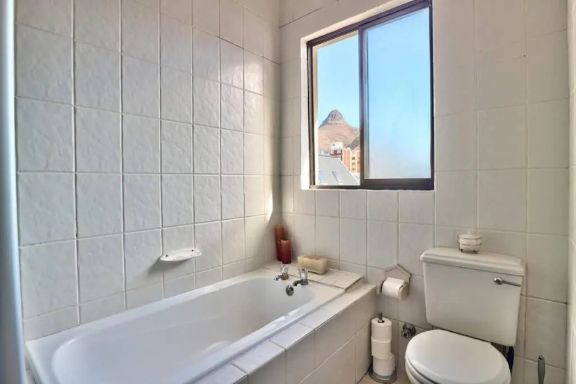 Sunny Apartment in SEA POINT right by PROMENADE — отель с удобствами в Кейптауне