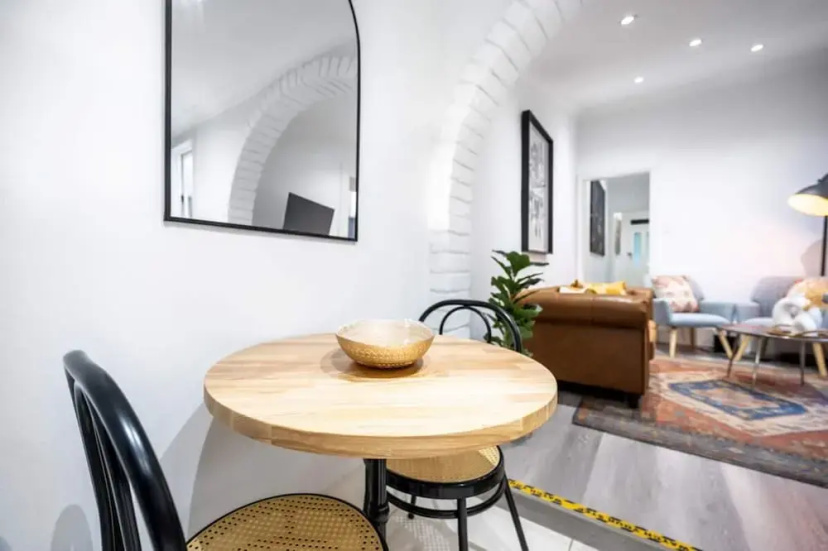 Contemporary 2-bed House in Trendy Enmore — отель с удобным расположением в Сиднее