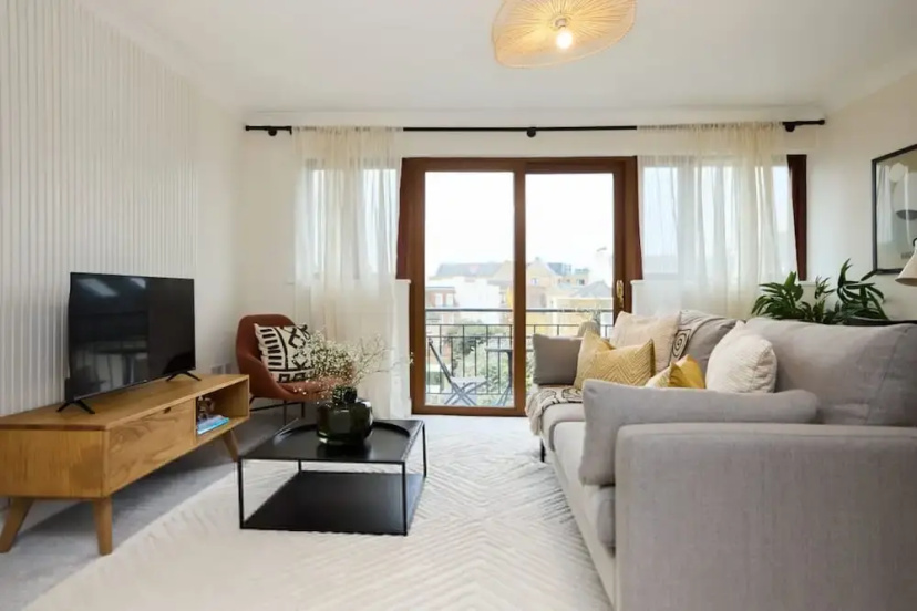 The Isleworth Place - Stunning 1bdr Flat With Balcony — отель с удобствами в Лондоне