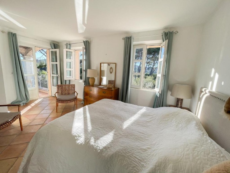 Belle villa Tropézienne/calme/piscine/3mn du centre — отель с удобствами в Сент-Тропезе