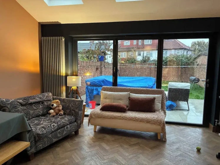 Spacious 4-bed House Close to LHR and London — отель с удобным расположением в Лондоне