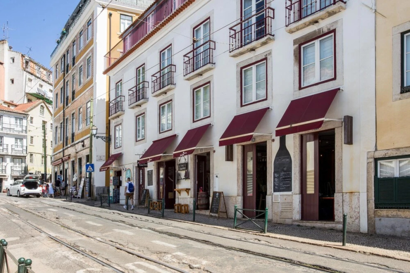 Alfama River View Tailor Made Flat — отель с удобствами в Лиссабоне