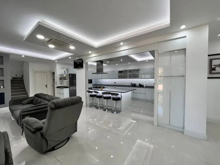 Luxury 7-bed Villa With Pool and Jacuzzi, Fethiye — отель с удобным расположением в Олюдениз