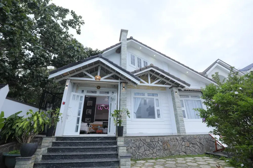 7 bedroom villa Flamingo Danang — отель с удобным расположением в Дананге