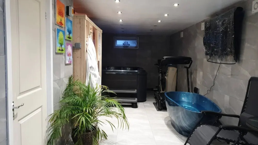 Private Hot Tub, Sauna, Ice Bath Gym Apartment — отель с удобствами в Лондоне