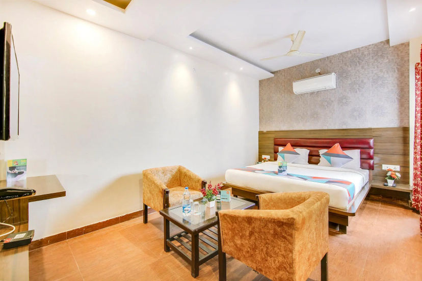 FabExpress JMD Palace - Hotel in Λάκναου - Photo 1