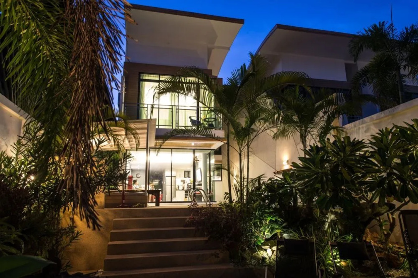 Цены на Weekend Villa - 3 Bedrooms Tropicana Chillaxing Pool Villa в Паттайе