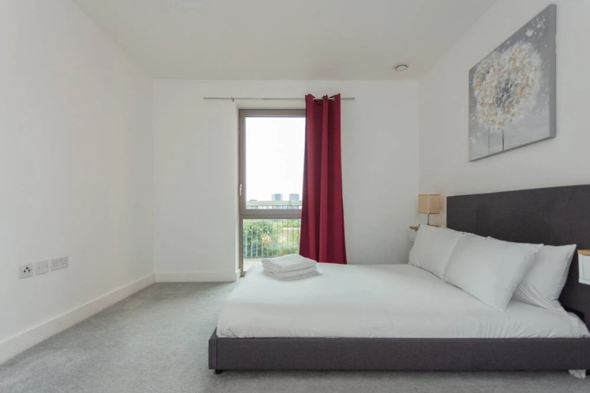 Contemporary 1 Bedroom Apartment in Canning Town With Balcony — отель с удобным расположением в Лондоне