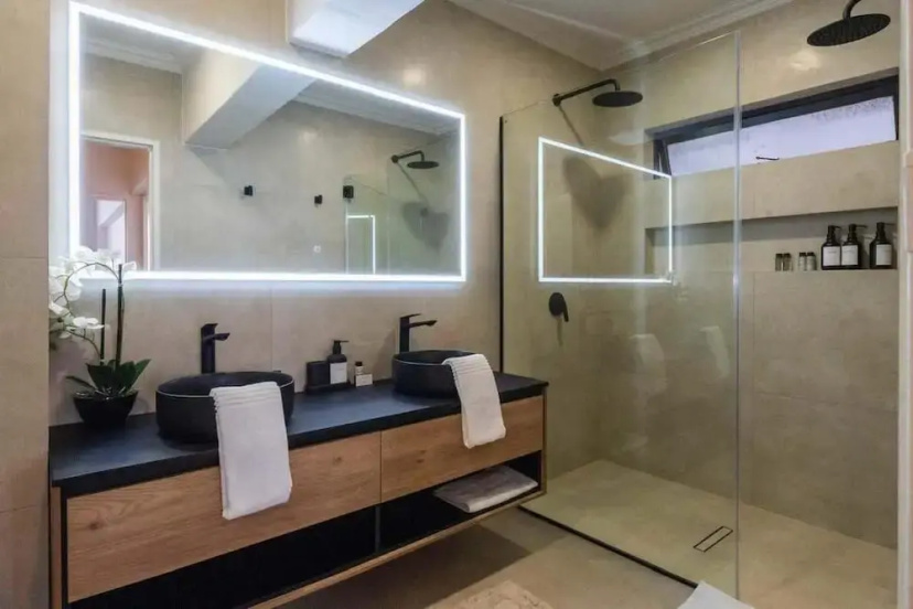 Цены на Modern 2 Bedroom Apartment Pleasant Ways Seapoint в Кейптауне