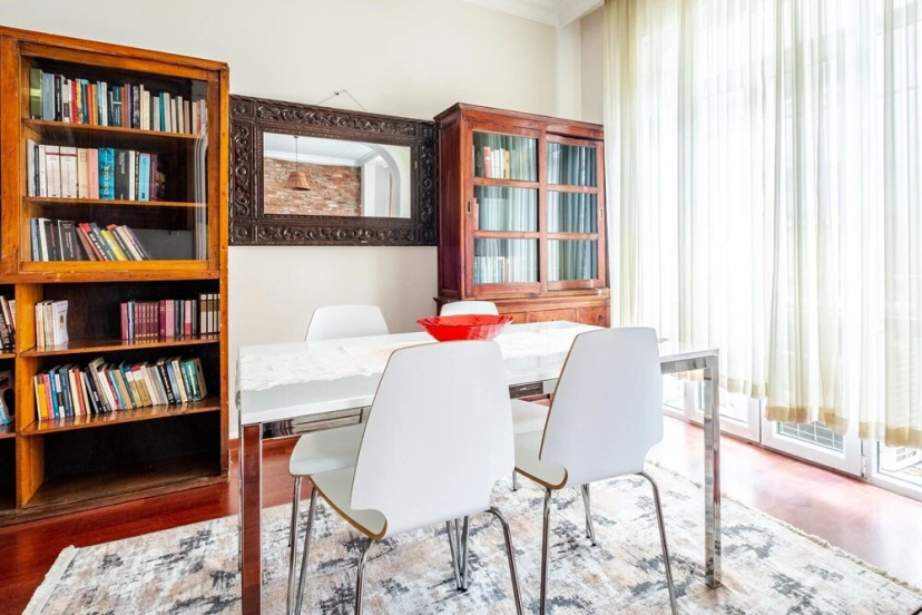 Centrally Located Apartment With Balcony in Sisli — отель в Стамбуле, Турция