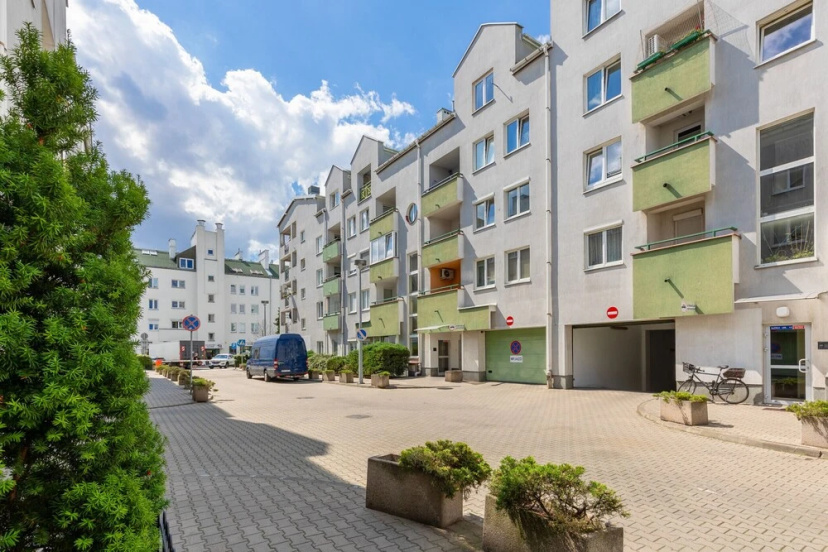 Spacious 3 Bedroom Apartment by Renters — отель с удобствами в Варшаве