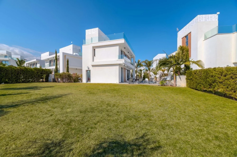 By The Beach - Aura Villa — отель с удобным расположением в Протарас