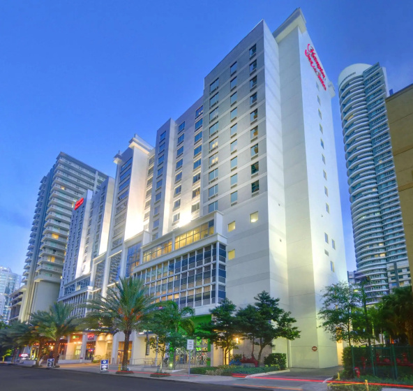Hampton Inn & Suites Miami/Brickell-Downtown — забронировать отель в Майами