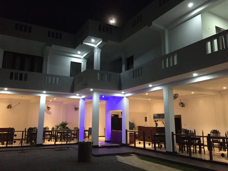 Aurora Hotel & Restaurant — забронировать отель в Хиккадува