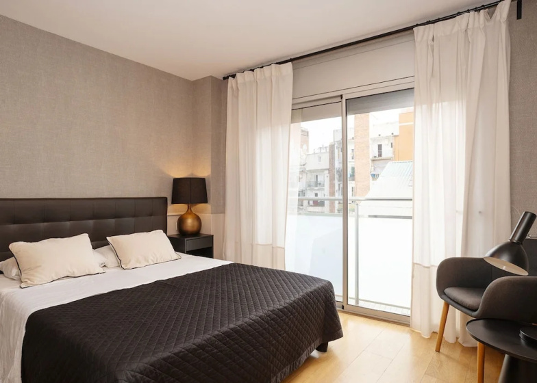 Modern Apartment Near Pl Espa a 2 — отель в Барселоне, Испания