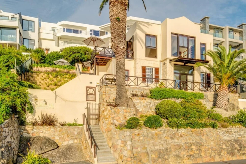 Colonial-style Camps Bay Apartment With Ocean Views and Private Pool Area CBT Lodge — отель с удобствами в Кейптауне