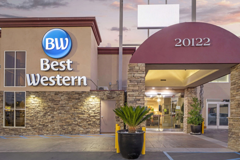 Best Western Canoga Park Motor Inn — комфортный отель в Лос-Анджелесе